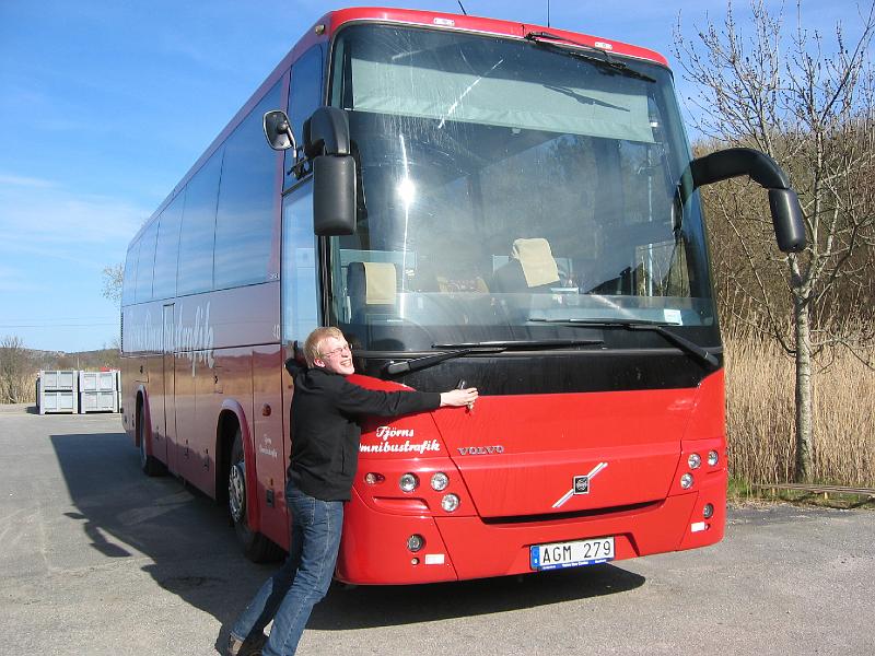 1 april 2008 269.jpg - Jag kramar hej då till bussen... Nu har jag D-kort!